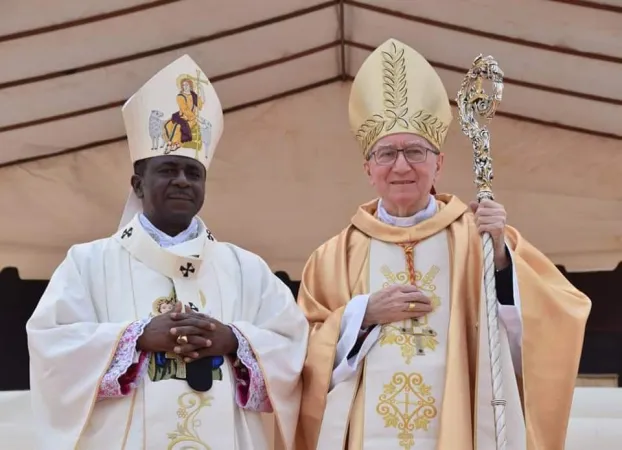 Cardinale Parolin, arcivescovo Fuanya | Il Cardinale Parolin con l'arcivescovo Fuanya, cui ha imposto il pallio, Bamenda, Camerun, 31 gennaio 2021 | twitter