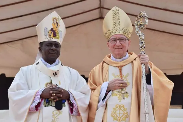 Il Cardinale Parolin con l'arcivescovo Fuanya, cui ha imposto il pallio, Bamenda, Camerun, 31 gennaio 2021 / twitter