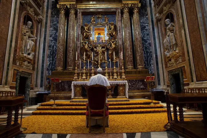 Papa Francesco davanti alla Salus Populi romani  |  | Acistampa/ Vatican Media 