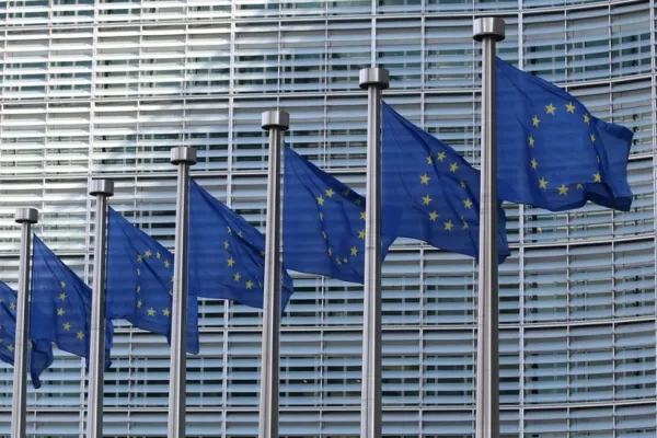 Le bandiere dell'Unione Europea davanti alla Commissione Europea / PD