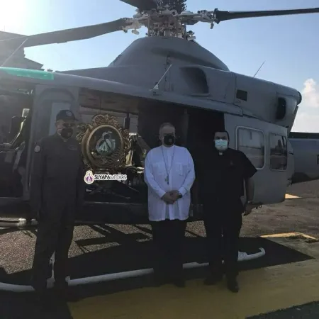 Arcivescovo Pinter in Honduras | L'arcivescovo Pinter si imbarca in elicottero per la benedizione dell'Honduras con la statua della Madonna di Suyapa | Arcidiocesi di Tegucigalpa
