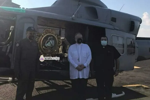 L'arcivescovo Pinter si imbarca in elicottero per la benedizione dell'Honduras con la statua della Madonna di Suyapa / Arcidiocesi di Tegucigalpa