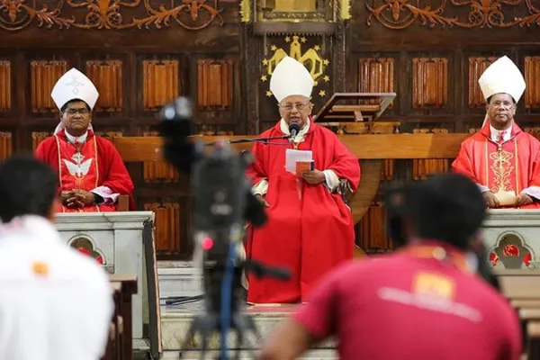 Il cardinale Malcolm Ranjith celebra la Messa di Pasqua 2020 / Twitter