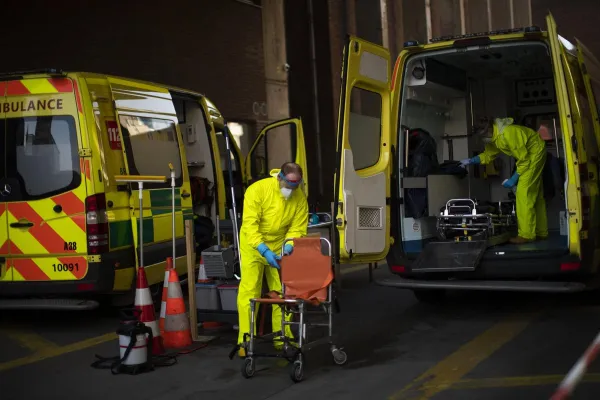 Ambulanze in Belgio per la terapia intensiva  / Twitter @polbegov