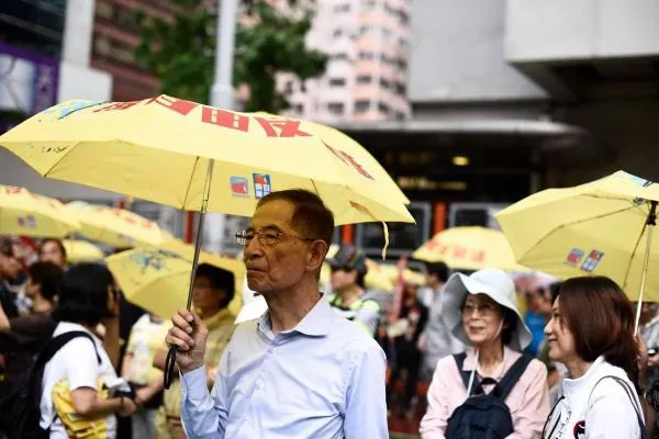 Martin Lee durante una delle proteste pro-democrazia di Hong Kong, con il caratteristico ombrello giallo della protesta / Twitter