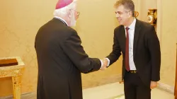 L'arcivescovo Gallagher accoglie il ministro Cohen, Palazzo Apostolico Vaticano, III Loggia, 13 luglio 2023 / Ambasciata di Israele presso la Santa Sede