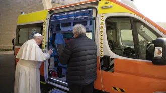 Il Cardinale Krajewski in Ucraina per consegnare un’ambulanza benedetta dal Papa