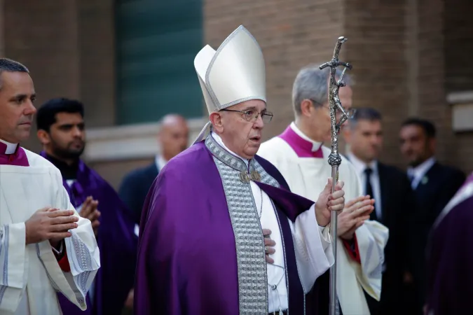 Il Papa durante la processione |  | Lucia Ballester/ CNA