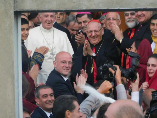 Il Papa il Patriarca Sako all'uscita della chiesa di San Simone, Tblisi |  | Andrea Gagliarducci/ CNA