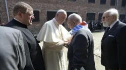 Papa Francesco saluta dei sopravvissuti / Jeffrey Bruno / EWTN