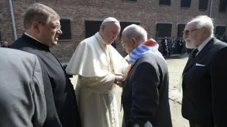 Auschwitz, il silenzio orante del Papa. Le testimonianza dei sopravvissuti
