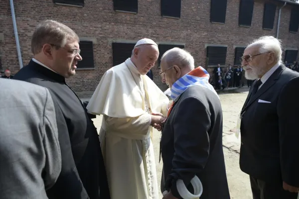 Papa Francesco saluta dei sopravvissuti / Jeffrey Bruno / EWTN