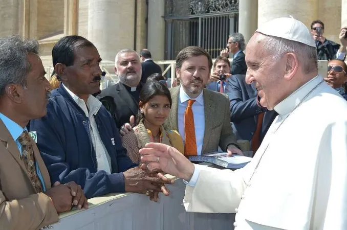 La famiglia di Asia Bibi con il Papa  |  | Vatican Media 