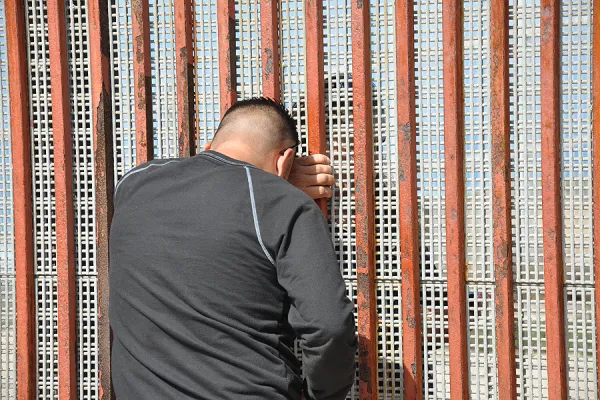 Un uomo sul confine separato dalla famiglia / BBC World Service via Flickr