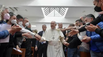 Il Papa lava i piedi a dodici detenuti nel carcere di Civitavecchia