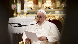 Atene, il Papa ai vescovi: "Anche a noi oggi è richiesto l’atteggiamento dell’accoglienza"