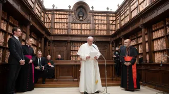 Papa Francesco, la Chiesa dialoghi con la sete di infinito che definisce l'essere umano