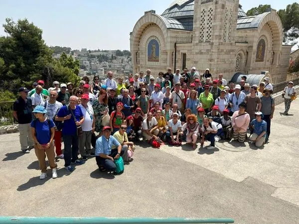 Il gruppo di pellegrini con l'arcivescovo Salvucci |  | Mistero per il Turismo Israeliano