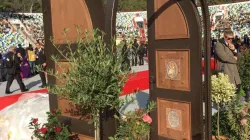 La Porta Santa della Chiesa di Rustavi nello stadio di Tbilisi l'1 ottobre 2016, quando Papa Francesco l'ha benedetta. Al tempo, la Porta Santa non aveva ancora collocazione / Alan Holdren / CNA