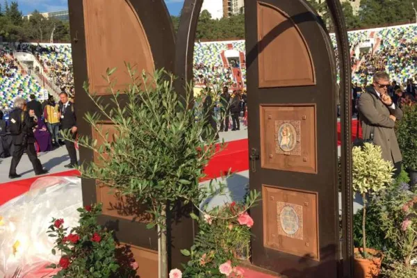 La Porta Santa della Chiesa di Rustavi nello stadio di Tbilisi l'1 ottobre 2016, quando Papa Francesco l'ha benedetta. Al tempo, la Porta Santa non aveva ancora collocazione / Alan Holdren / CNA