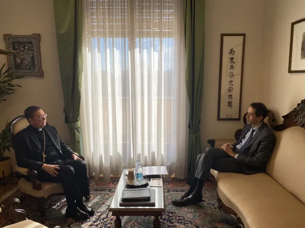 L'ambasciatore Mustafayev a colloquio con il Cardinale Ayuso | Twitter @rahman2609m