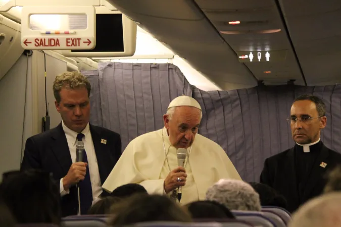 Il Papa in aereo per la conferenza stampa |  | Alvaro de Juana, ACI Prensa
