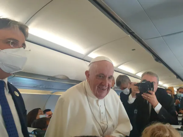 Papa Francesco sul volo per Budapest |  | Andrea Gagliarducci - ACI Stampa