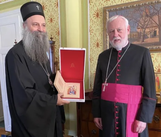 L'arcivescovo Gallagher con il Patriarca serbo-ortodosso Porfirije | @terzaloggia