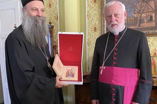 L'arcivescovo Gallagher con il Patriarca serbo-ortodosso Porfirije / @terzaloggia