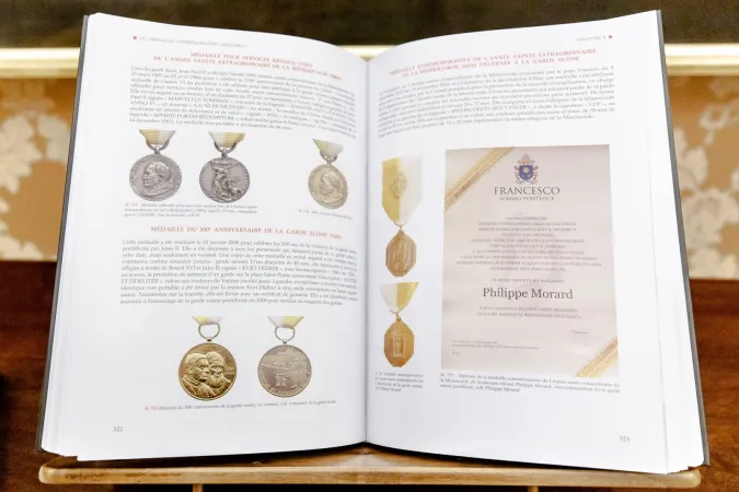 Il volume della Lev, Ordres et décorations du Saint-Siège”, di Dominique Henneresse |  | Daniel Ibanez/ Aci Group