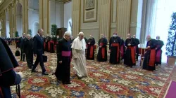 Papa Francesco arriva in Aula delle Benedizioni per i tradizionali auguri alla Curia Romana, 23 dicembre 2021 / Vatican News / Twitter