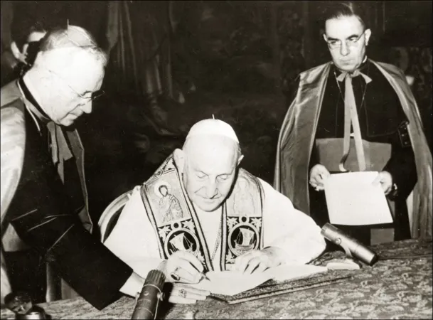 Giovanni XXIII, la firma dell'enciclica Pacem in Terris | Vatican Media / pd