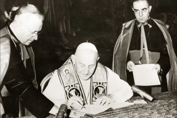 Giovanni XXIII, la firma dell'enciclica Pacem in Terris / Vatican Media / pd
