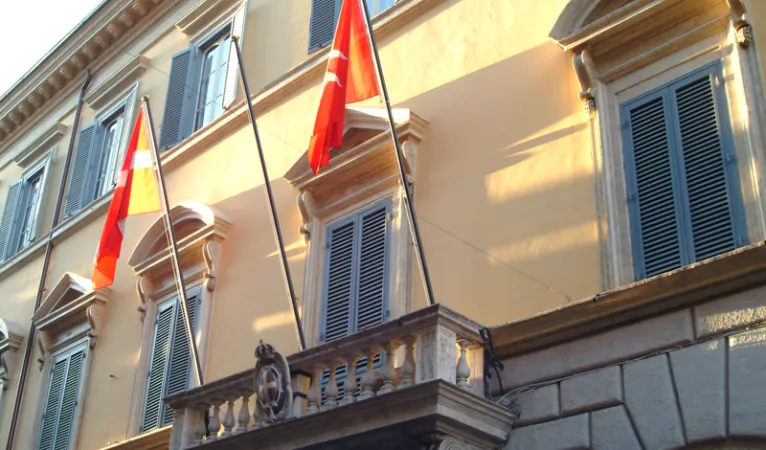 Le bandiere dello SMOM sul Palazzo Magistrale a Roma  |  | SMOM