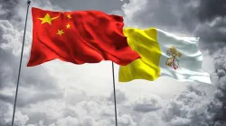 Le bandiere di Vietnam e Santa Sede  / Shutterstock / archivio CNA