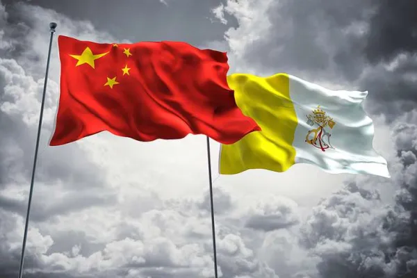 Le bandiere di Cina e Santa Sede / Shutterstock