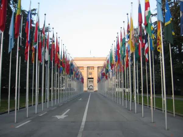 Nazioni Unite, sede di Ginevra | Bandiere all'ingresso delle sede ONU di Ginevra | Wikimedia Commons