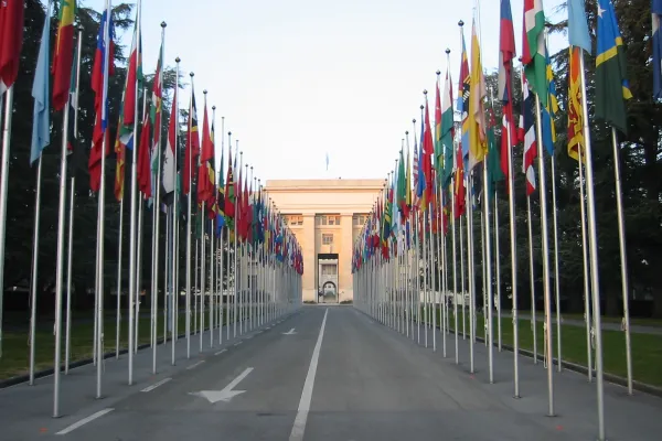 Bandiere all'ingresso delle sede ONU di Ginevra / Wikimedia Commons
