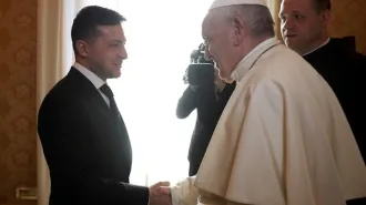 Papa Francesco telefona al presidente ucraino che ringrazia  con un  tweet