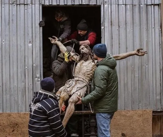 Cristo ligneo di Leopoli | La foto di André Luis Alvarez diventata virale che mostra il Cristo ligneo di Leopoli portato in salvo | dal Twitter di Euromaidan 