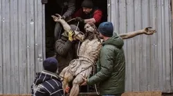 La foto di André Luis Alvarez diventata virale che mostra il Cristo ligneo di Leopoli portato in salvo / dal Twitter di Euromaidan 
