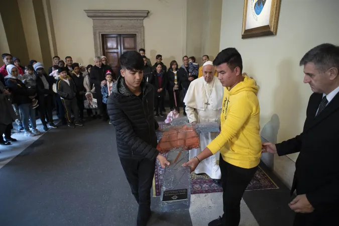 La croce collocata in Vaticano in ricordo di migranti e rifugiati |  | Vatican Media / ACI Group