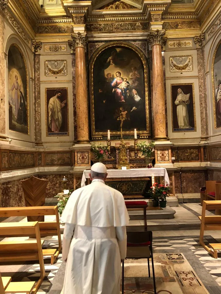 El Papa Francisco en la Capilla de Santa Mónica ·  L'Osservatore Romano 