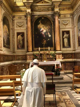 Papa Francesco nel 2018 davanti alle spoglie di Santa Monica |  | Vatican Media