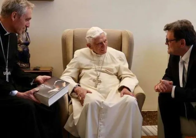 Benedetto XVI in una foto di qualche tempo fa con l'arcivescovo Gaenswein e il suo biografo Peter Seewald | Jakob John Seewald, pubblicata su www.pnp.de/ FB Fondazione Ratzinger
