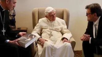 Benedetto XVI, la situazione per ora sotto controllo. Papa Francesco lo è andato a trovare