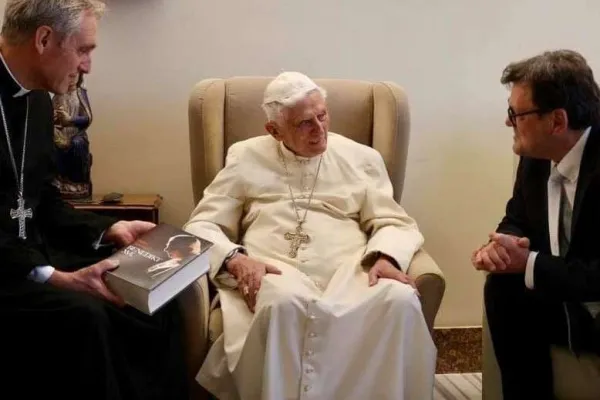 Benedetto XVI in una foto di qualche tempo fa con l'arcivescovo Gaenswein e il suo biografo Peter Seewald / Jakob John Seewald, pubblicata su www.pnp.de/ FB Fondazione Ratzinger