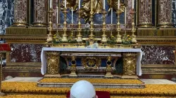 Papa Francesco in preghiera davanti a Maria Salus Populi Romani dopo essere uscito dal Gemelli, Santa Maria Maggiore, 14 luglio 2021 / Holy See Press Office