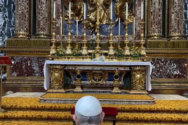 Papa Francesco in preghiera davanti a Maria Salus Populi Romani dopo essere uscito dal Gemelli, Santa Maria Maggiore, 14 luglio 2021 / Holy See Press Office