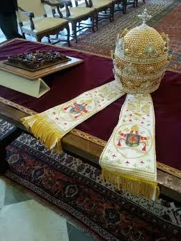 La tiara vescovile donata dal Presidente macedone al Papa |  | Ann Schneible, ACI Group